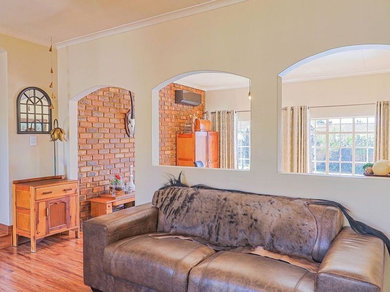 IMMACULATE FOUR BEDROOM HOME IN POPULAR BOOMED OFF STREET!! - Photo 7