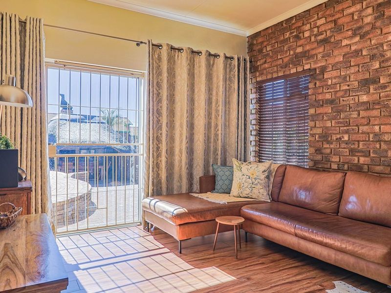 IMMACULATE FOUR BEDROOM HOME IN POPULAR BOOMED OFF STREET!! - Photo 3