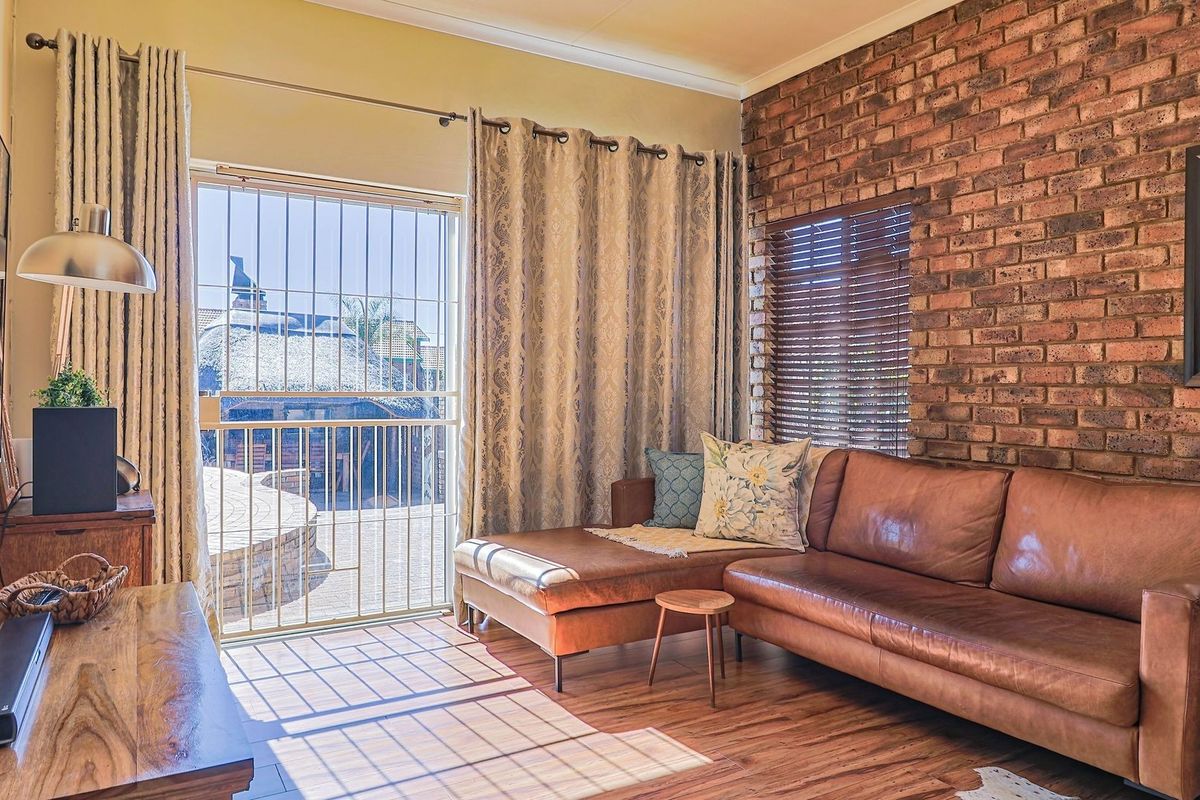 IMMACULATE FOUR BEDROOM HOME IN POPULAR BOOMED OFF STREET!! - Photo 3