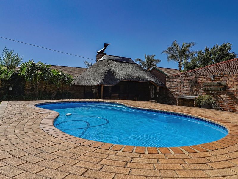 IMMACULATE FOUR BEDROOM HOME IN POPULAR BOOMED OFF STREET!! - Photo 5