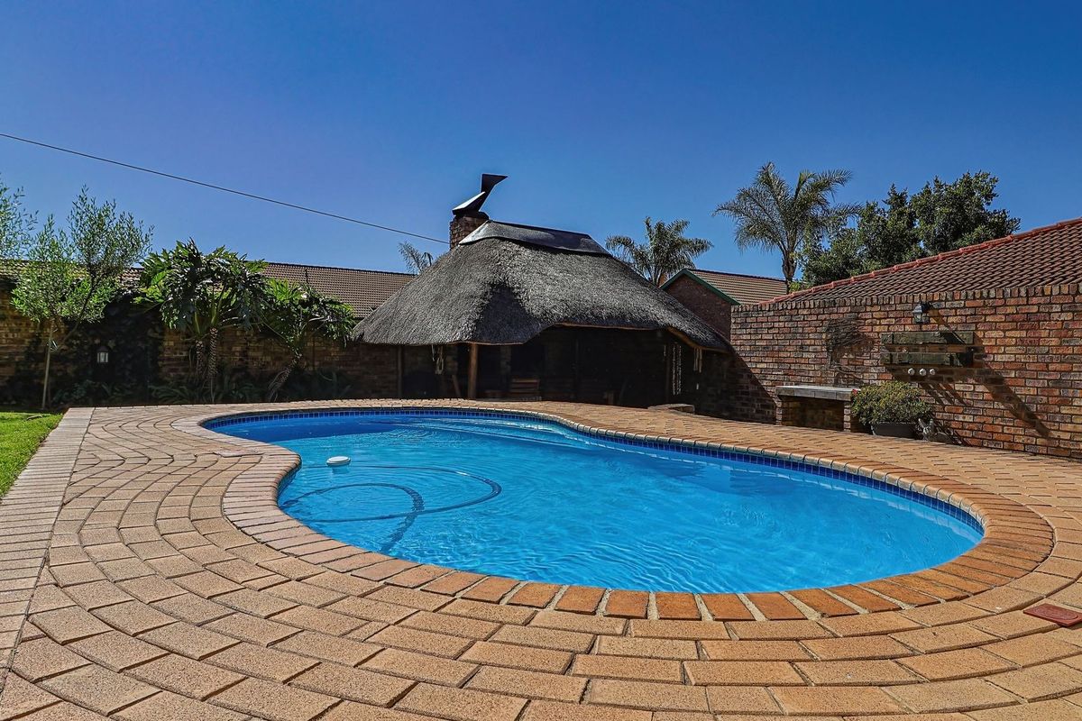 IMMACULATE FOUR BEDROOM HOME IN POPULAR BOOMED OFF STREET!! - Photo 5