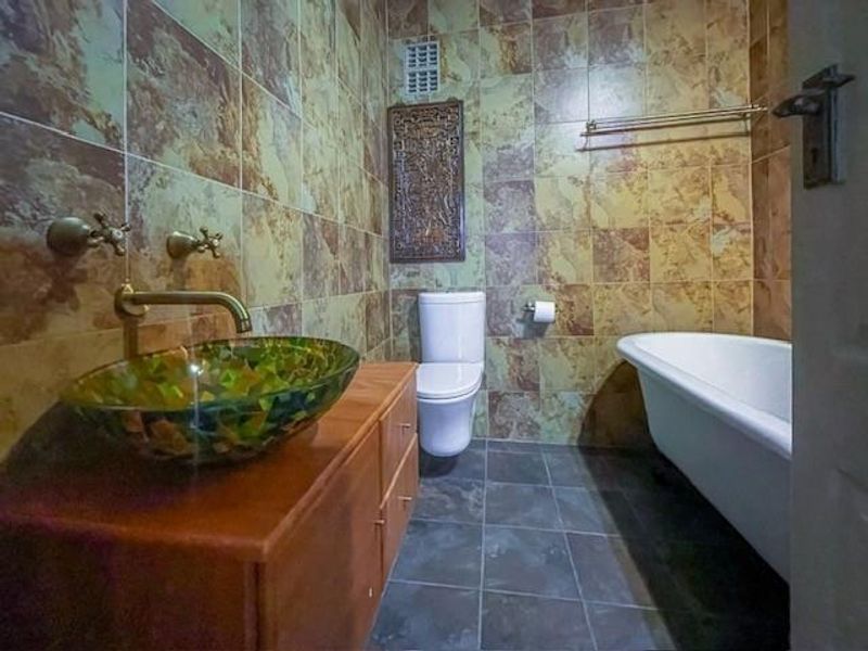 Great location: 2 bed 2 bath upstairs apartment - Photo 7
