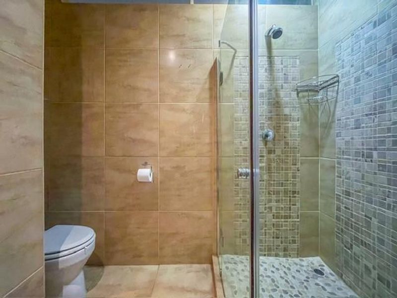 Great location: 2 bed 2 bath upstairs apartment - Photo 10