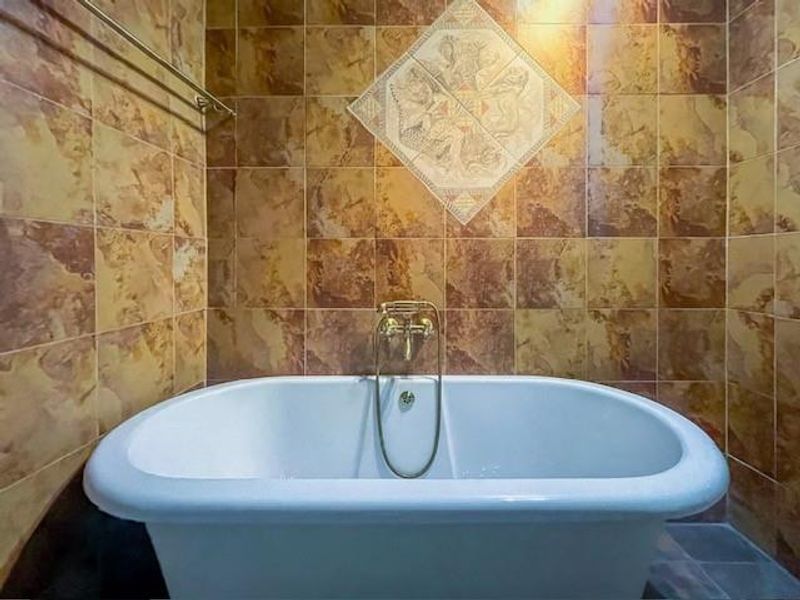 Great location: 2 bed 2 bath upstairs apartment - Photo 6