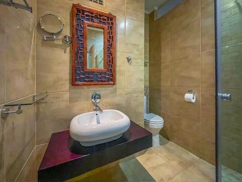 Great location: 2 bed 2 bath upstairs apartment - Photo 9