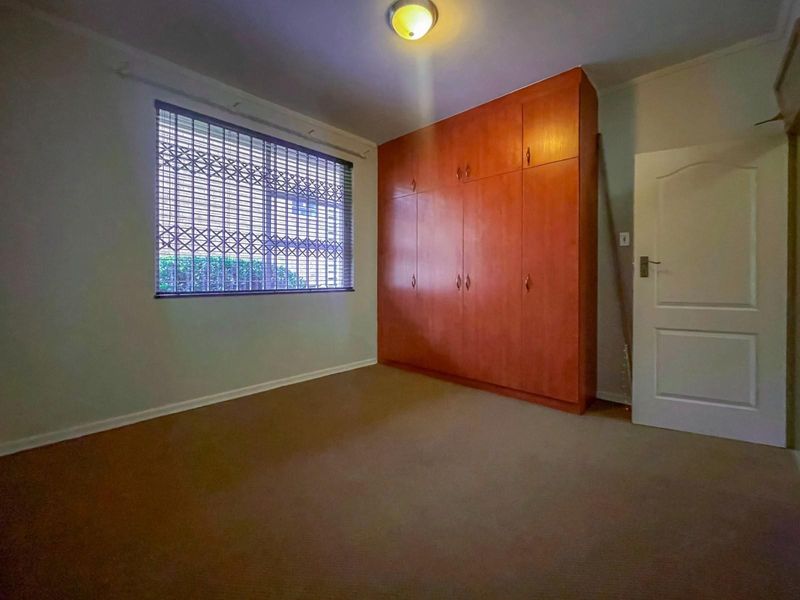 Great location: 2 bed 2 bath upstairs apartment - Photo 8