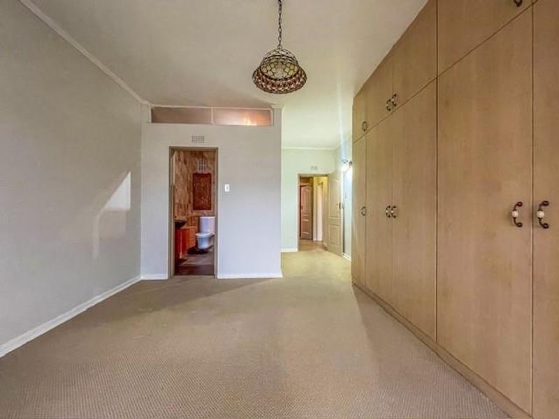 Great location: 2 bed 2 bath upstairs apartment - Photo 4
