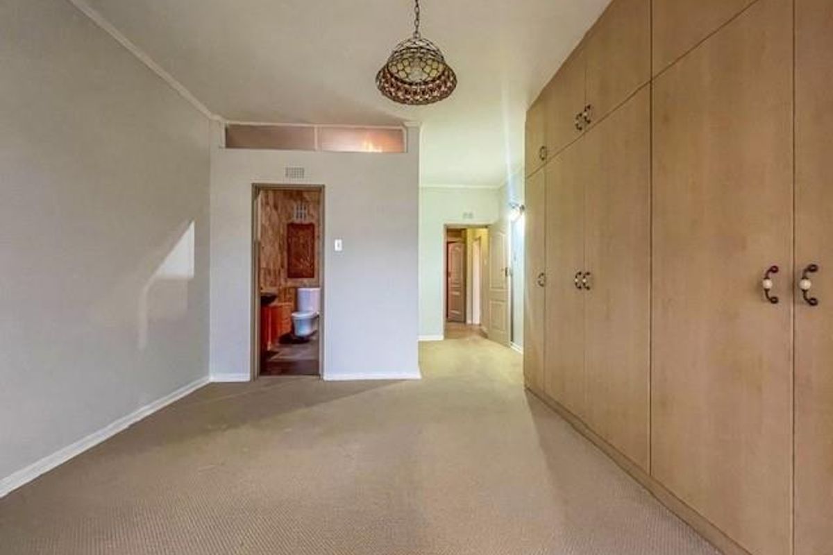 Great location: 2 bed 2 bath upstairs apartment - Photo 4
