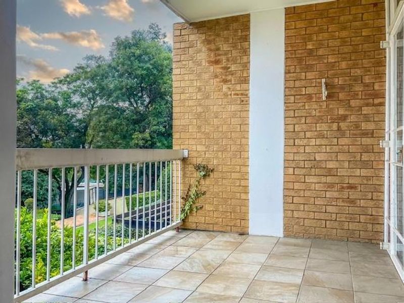 Great location: 2 bed 2 bath upstairs apartment - Photo 2