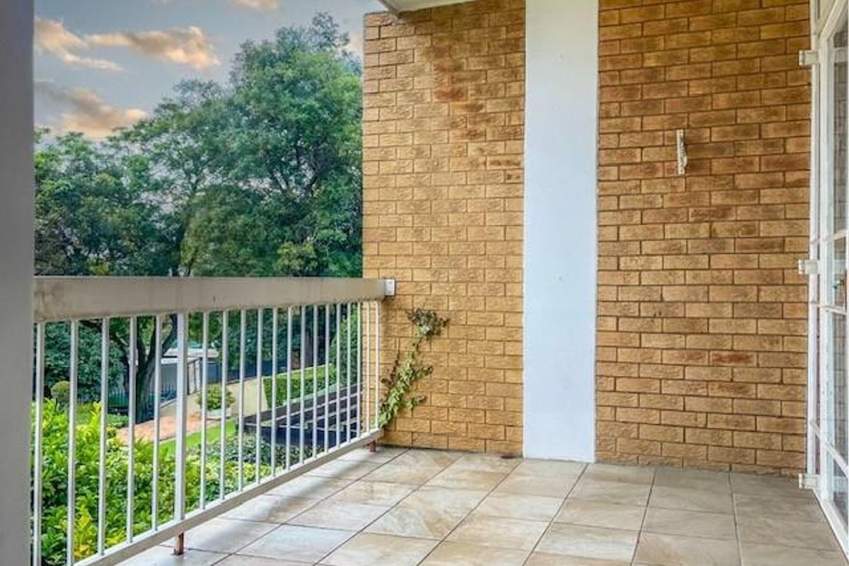 Great location: 2 bed 2 bath upstairs apartment - Photo 2