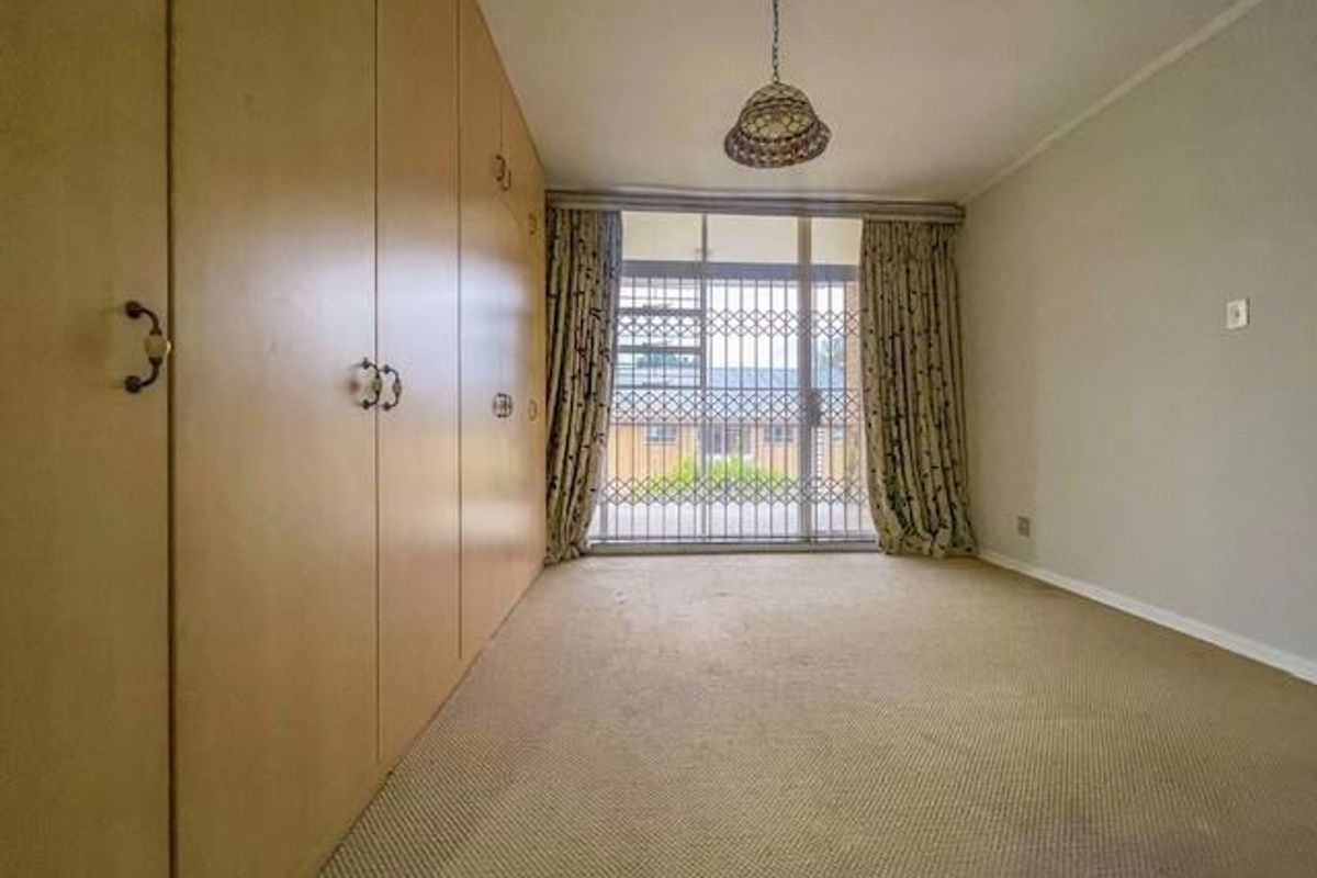Great location: 2 bed 2 bath upstairs apartment - Photo 5
