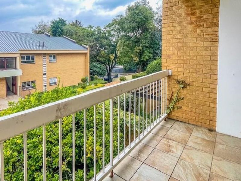 Great location: 2 bed 2 bath upstairs apartment - Photo 3