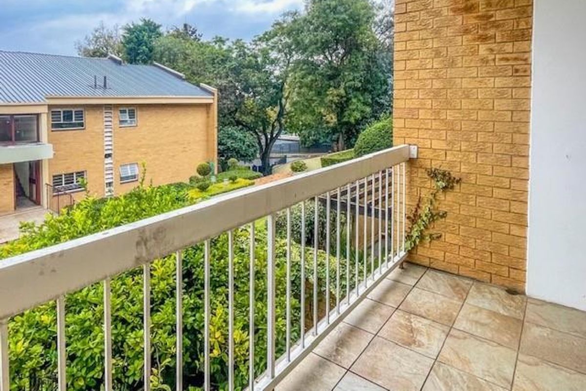 Great location: 2 bed 2 bath upstairs apartment - Photo 3