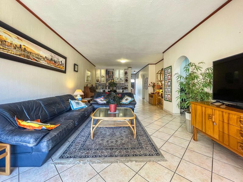 Serene and spacious ground floor unit - Photo 7