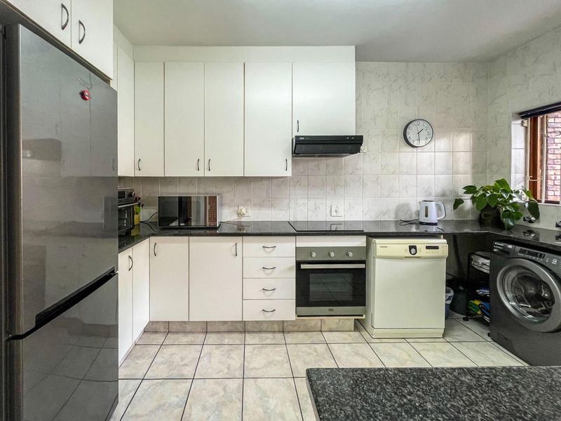 Serene and spacious ground floor unit - Photo 10