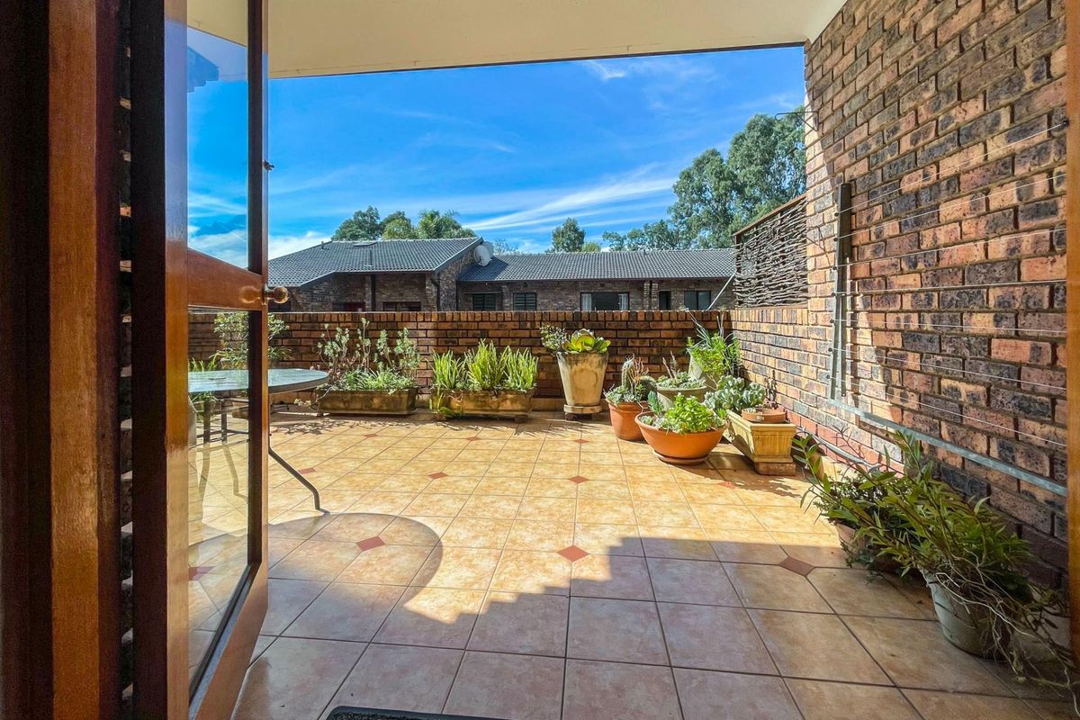 Serene and spacious ground floor unit - Photo 4