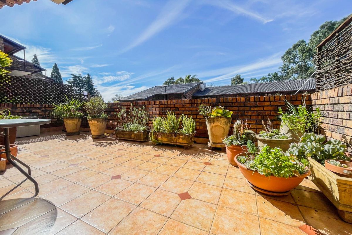 Serene and spacious ground floor unit - Photo 5