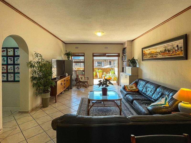 Serene and spacious ground floor unit - Photo 1