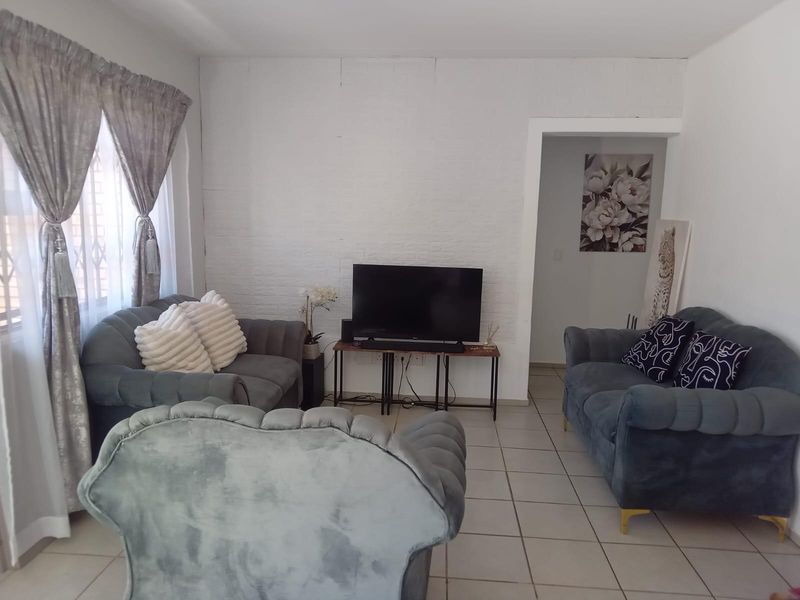Modern townhouse for Sale in Villa Clari Estate, Prime Investment Opportunity in Pretoria North - Photo 9
