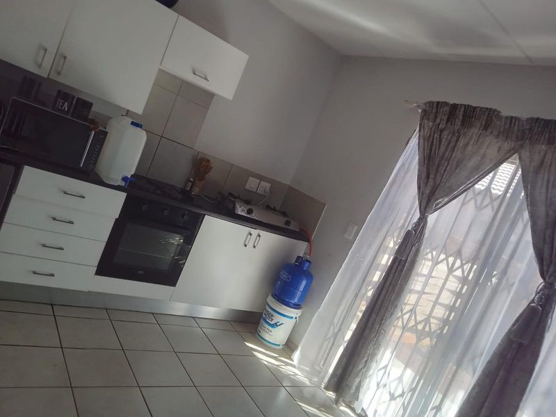 Modern townhouse for Sale in Villa Clari Estate, Prime Investment Opportunity in Pretoria North - Photo 8