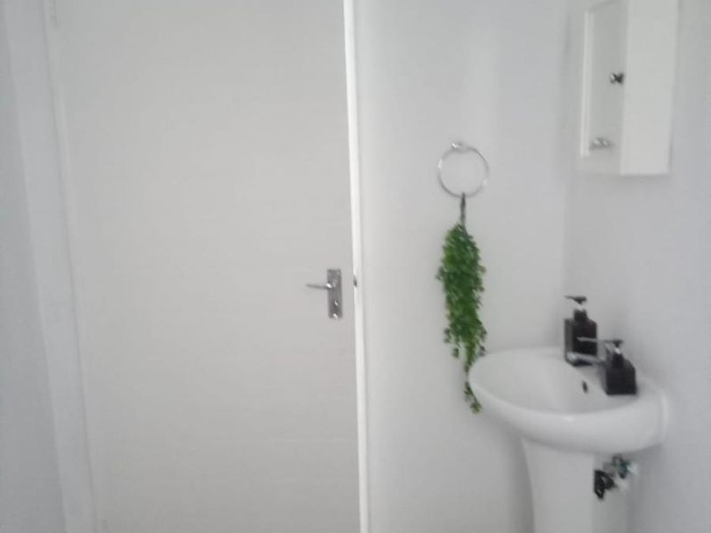 Modern townhouse for Sale in Villa Clari Estate, Prime Investment Opportunity in Pretoria North - Photo 7