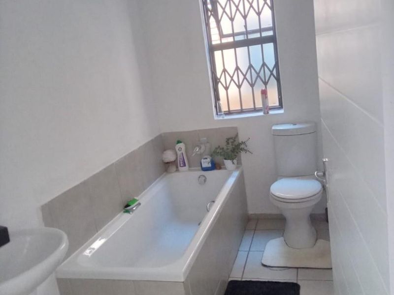Modern townhouse for Sale in Villa Clari Estate, Prime Investment Opportunity in Pretoria North - Photo 6