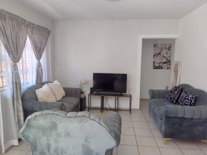 Modern townhouse for Sale in Villa Clari Estate, Prime Investment Opportunity in Pretoria North - Photo 3
