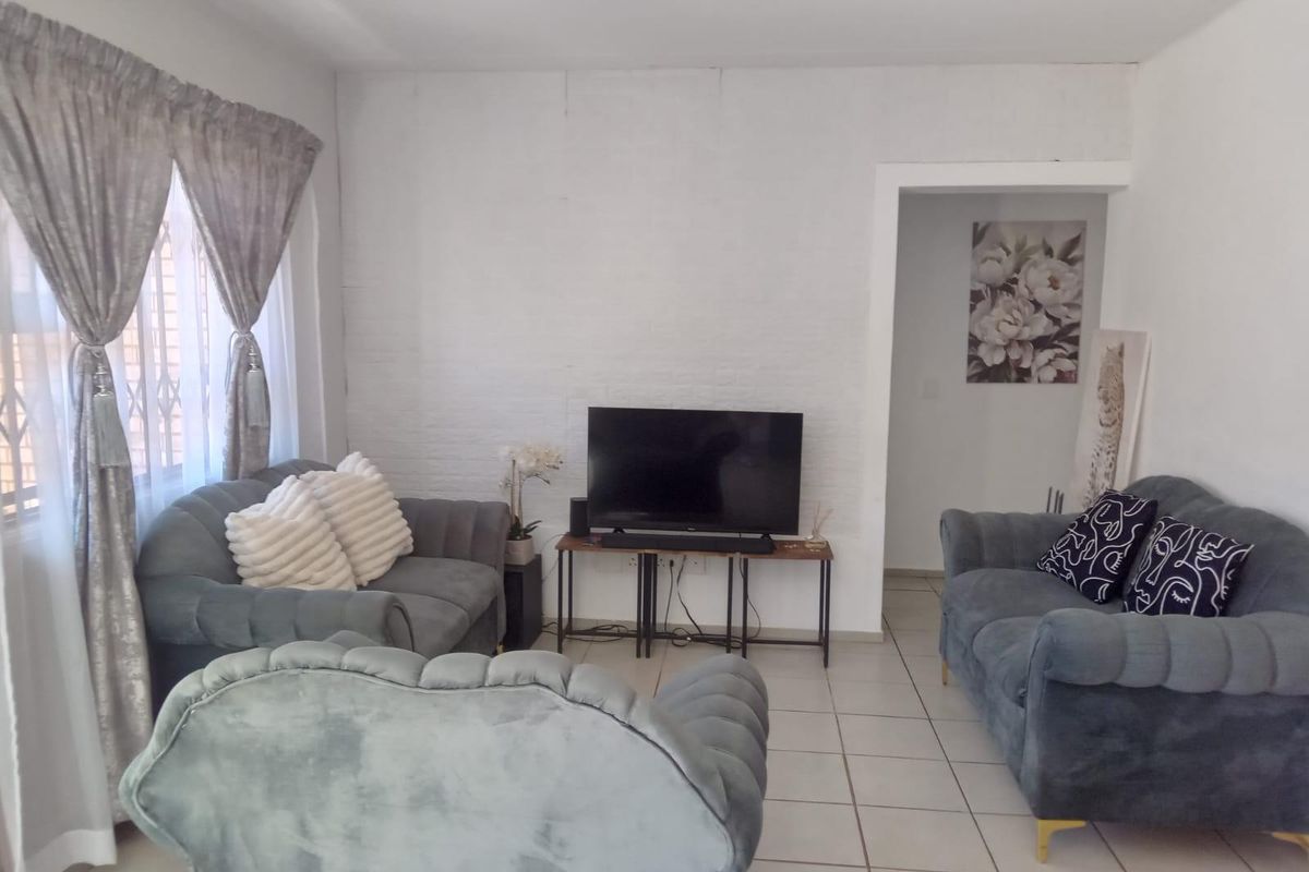 Modern townhouse for Sale in Villa Clari Estate, Prime Investment Opportunity in Pretoria North - Photo 3
