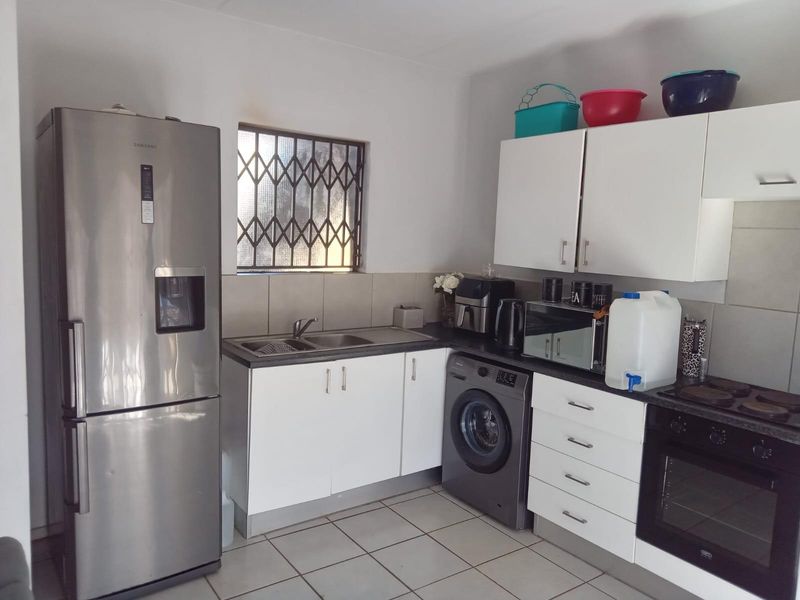 Modern townhouse for Sale in Villa Clari Estate, Prime Investment Opportunity in Pretoria North - Photo 5