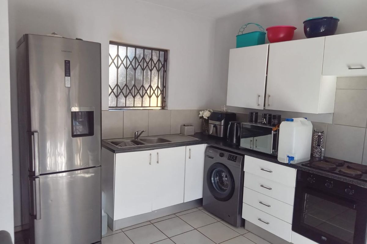 Modern townhouse for Sale in Villa Clari Estate, Prime Investment Opportunity in Pretoria North - Photo 5
