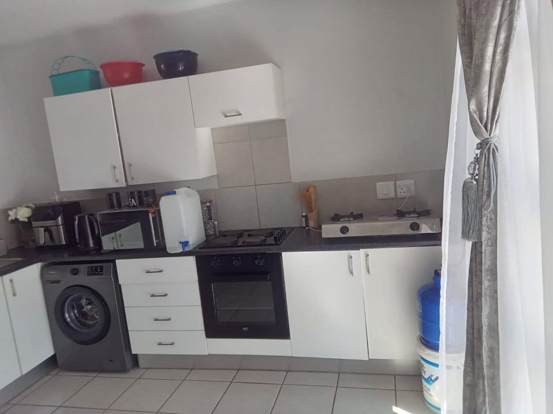 Modern townhouse for Sale in Villa Clari Estate, Prime Investment Opportunity in Pretoria North - Photo 4