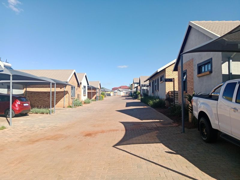 Modern townhouse for Sale in Villa Clari Estate, Prime Investment Opportunity in Pretoria North - Photo 2