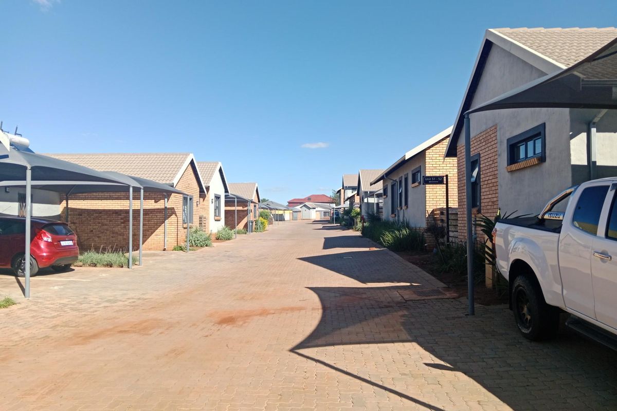 Modern townhouse for Sale in Villa Clari Estate, Prime Investment Opportunity in Pretoria North - Photo 2