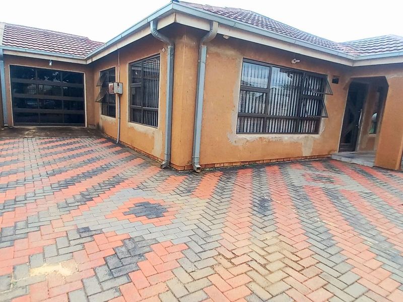 MORDEN FAMILY HOME FOR SALE IN GA-RANKUWA - Photo 2