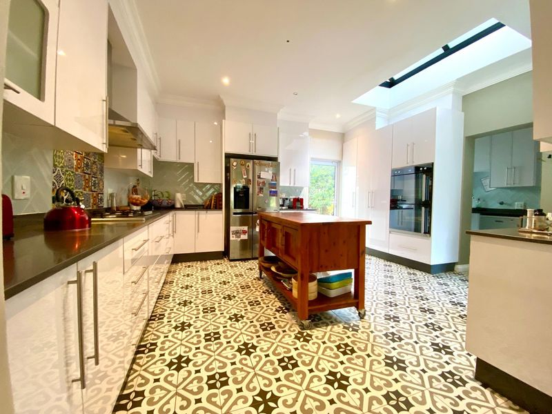 6 Bed Family House To Rent in Emmarentia, Johannesburg - Photo 9
