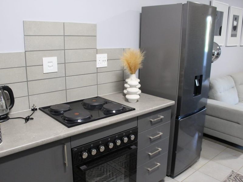 Secured apartment for sale in Sinoville, Pretoria - Photo 5