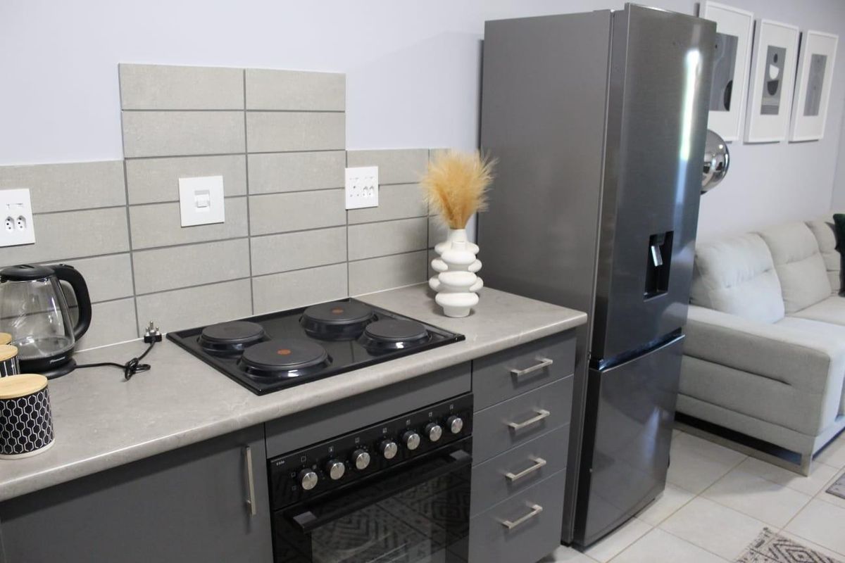 Secured apartment for sale in Sinoville, Pretoria - Photo 5