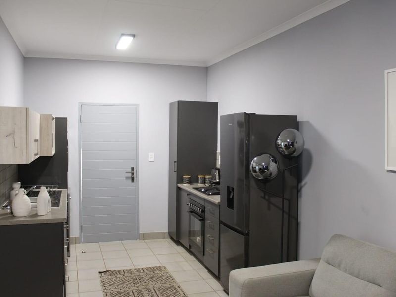 Secured apartment for sale in Sinoville, Pretoria - Photo 4