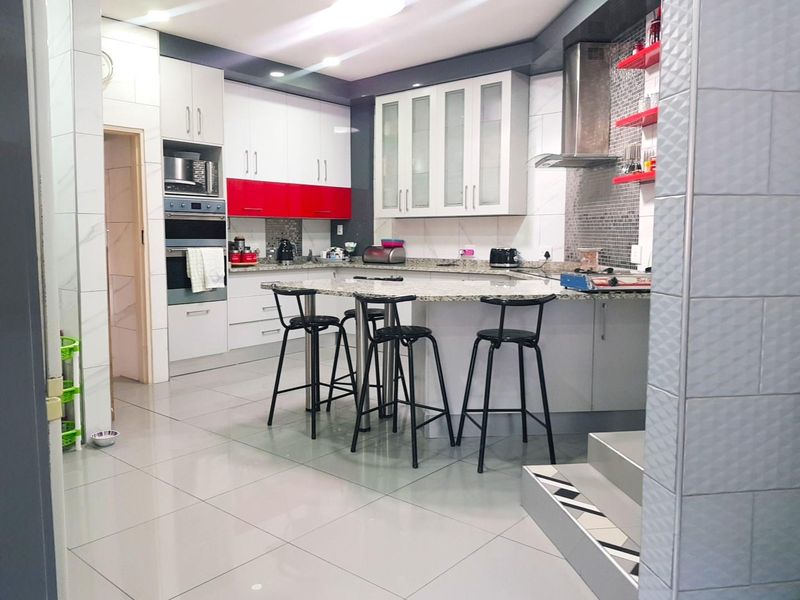 Double-Storey Family Home with Pool, Jacuzzi, Entertainment Spaces in Premier Park - Photo 4