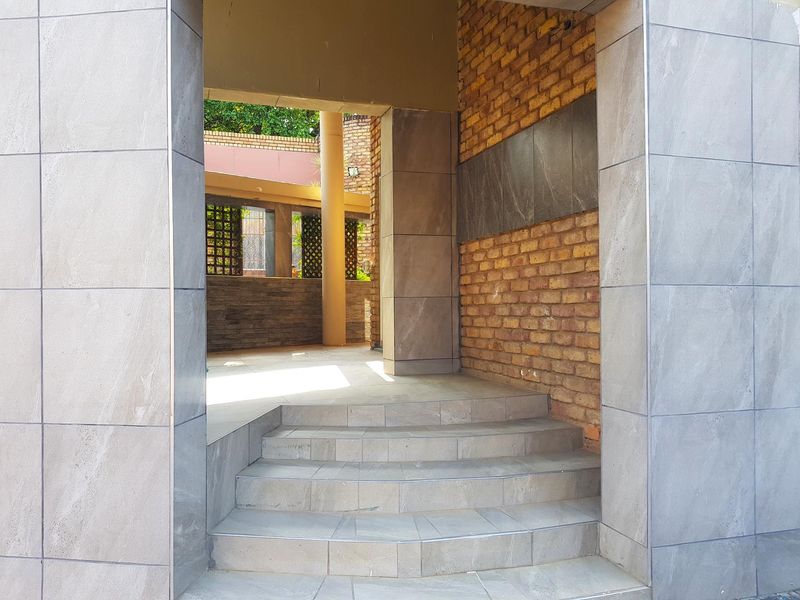Double-Storey Family Home with Pool, Jacuzzi, Entertainment Spaces in Premier Park - Photo 2