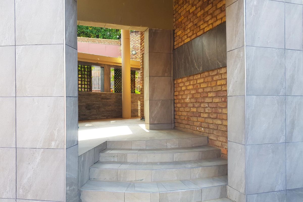 Double-Storey Family Home with Pool, Jacuzzi, Entertainment Spaces in Premier Park - Photo 2