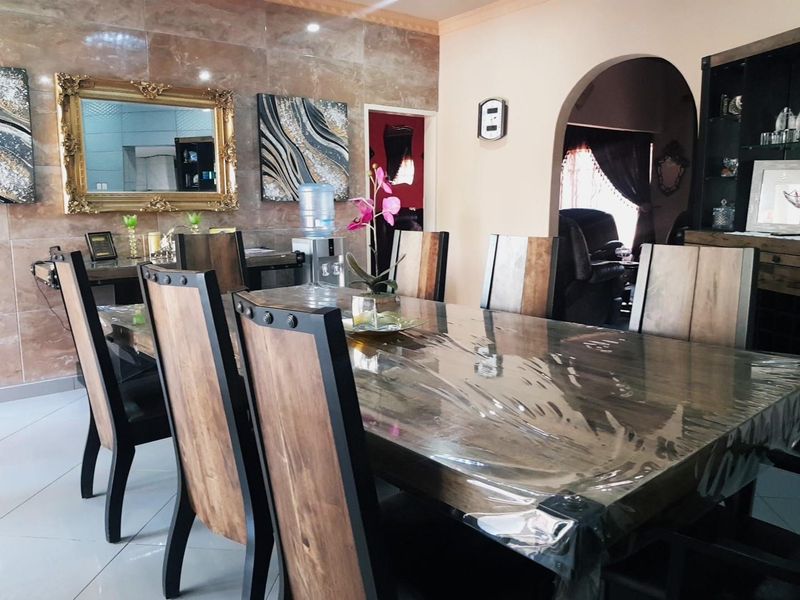 Double-Storey Family Home with Pool, Jacuzzi, Entertainment Spaces in Premier Park - Photo 3