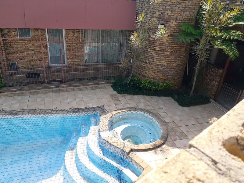 Double-Storey Family Home with Pool, Jacuzzi, Entertainment Spaces in Premier Park - Photo 10
