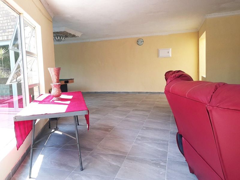 Double-Storey Family Home with Pool, Jacuzzi, Entertainment Spaces in Premier Park - Photo 8