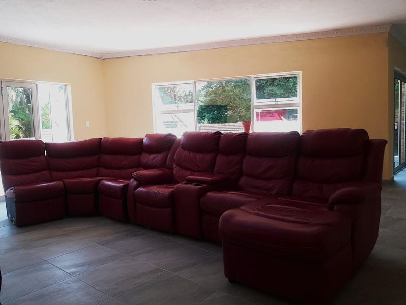 Double-Storey Family Home with Pool, Jacuzzi, Entertainment Spaces in Premier Park - Photo 9