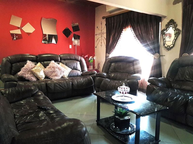 Double-Storey Family Home with Pool, Jacuzzi, Entertainment Spaces in Premier Park - Photo 5