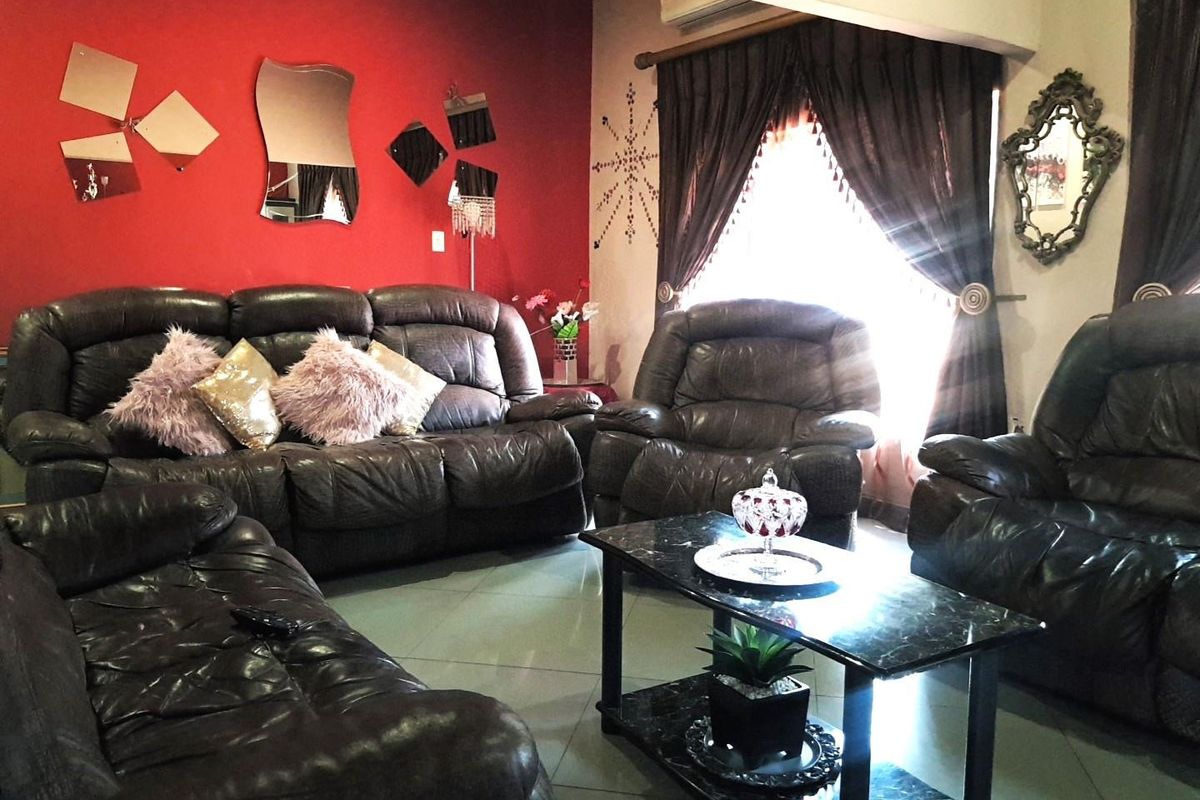 Double-Storey Family Home with Pool, Jacuzzi, Entertainment Spaces in Premier Park - Photo 5