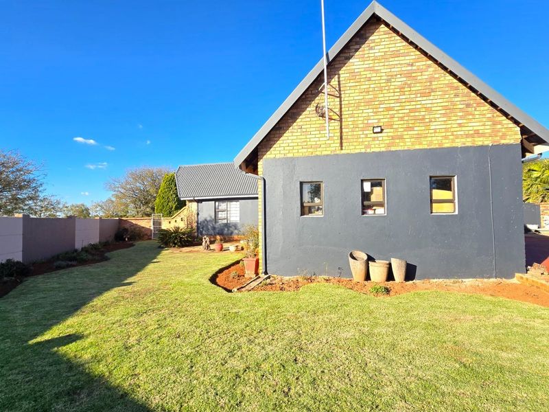 Modern Luxury on a Spacious Corner Stand - Fully Renovated Family Home - Photo 2