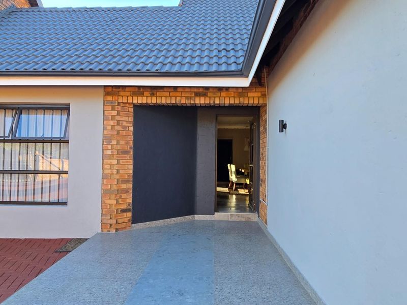 Modern Luxury on a Spacious Corner Stand - Fully Renovated Family Home - Photo 8