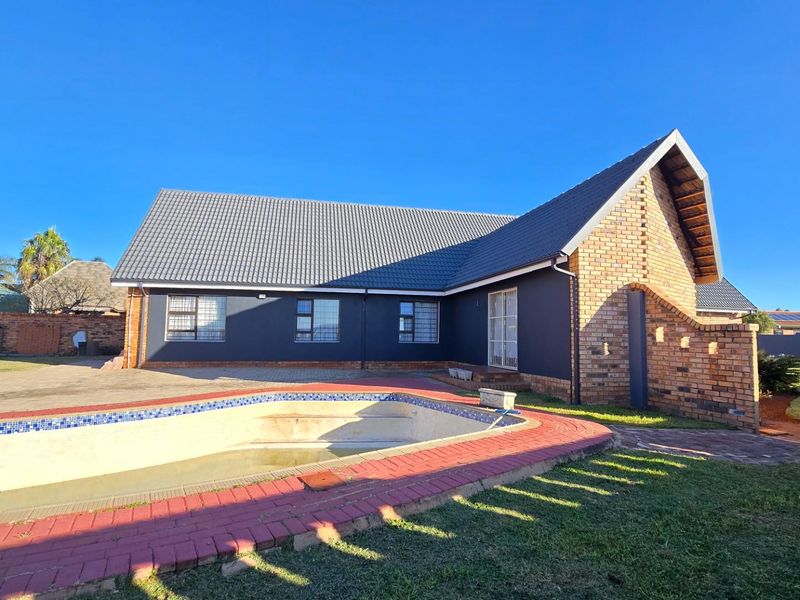 Modern Luxury on a Spacious Corner Stand - Fully Renovated Family Home - Photo 5